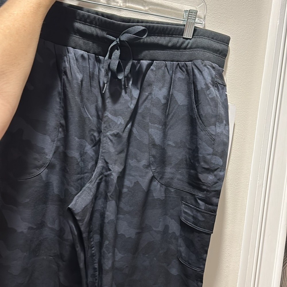 NWT RBX Crop Cargo pants Sz Large Black Camouflage - Picture 3 of 16